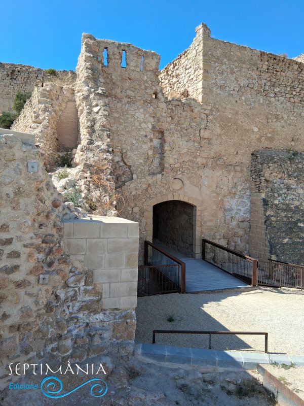 20.9.2026 Accés al pati d'armes, església, refectori i sala del comanador.  Castell de Miravet -  jordi bibia