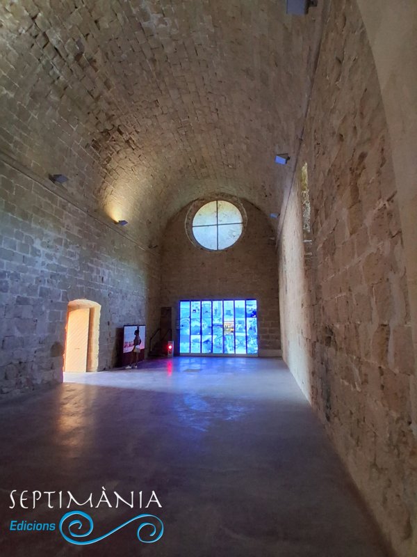 20.9.2026 Interior església. Em sobren les pantalles i e trobo a faltar reproduccions d'imatges.  Castell de Miravet -  jordi bibia