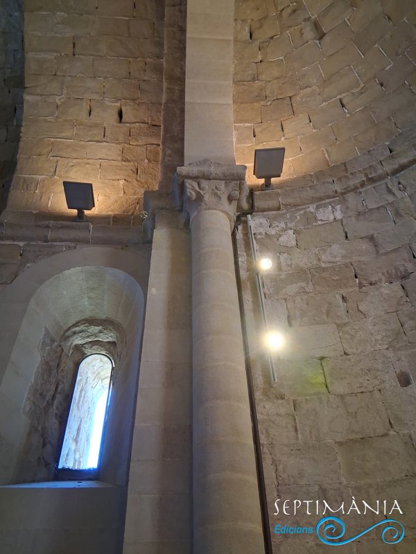 20.9.2026 Capitells de la part absidal.  Castell de Miravet -  jordi bibia
