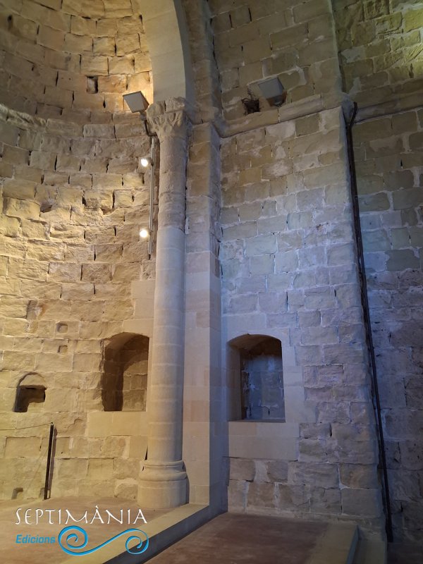 20.9.2026 Columnes de la part absidal.  Castell de Miravet -  jordi bibia