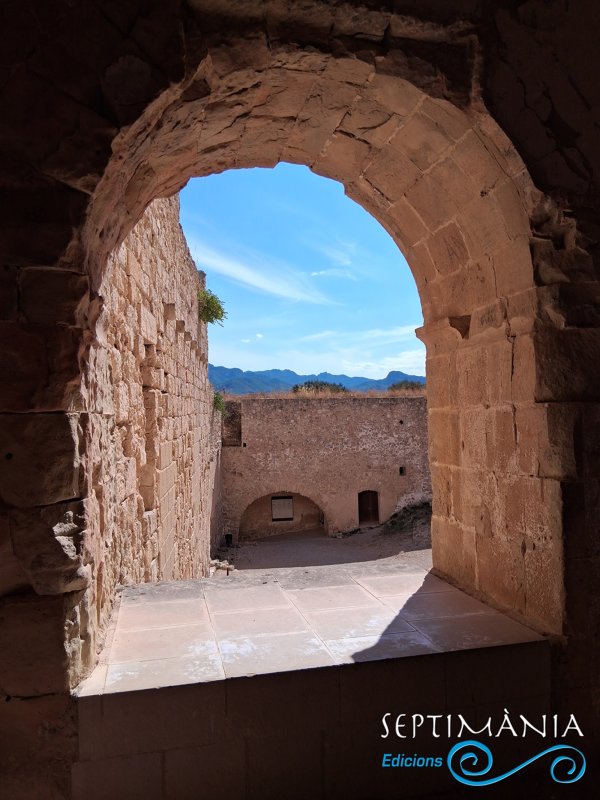 20.9.2026 Galeria prèvia a l'església.  Castell de Miravet -  jordi bibia