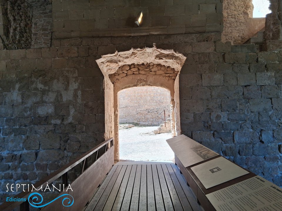 20.9.2026 Interior del refectori.  Castell de Miravet -  jordi bibia