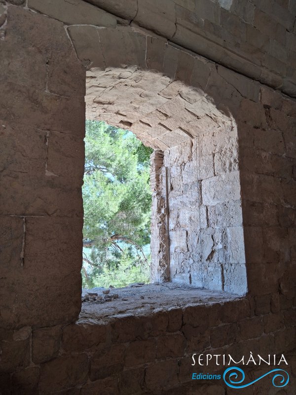 20.9.2026 Una de les grans finestres del refectori.   Castell de Miravet -  jordi bibia