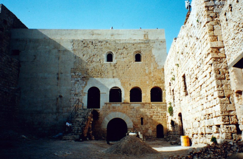 20.9.2026 El pati d'armes durant les obres de rehabilitació. Principis dels any 2000.  Castell de Miravet. -  Jordi Bibià