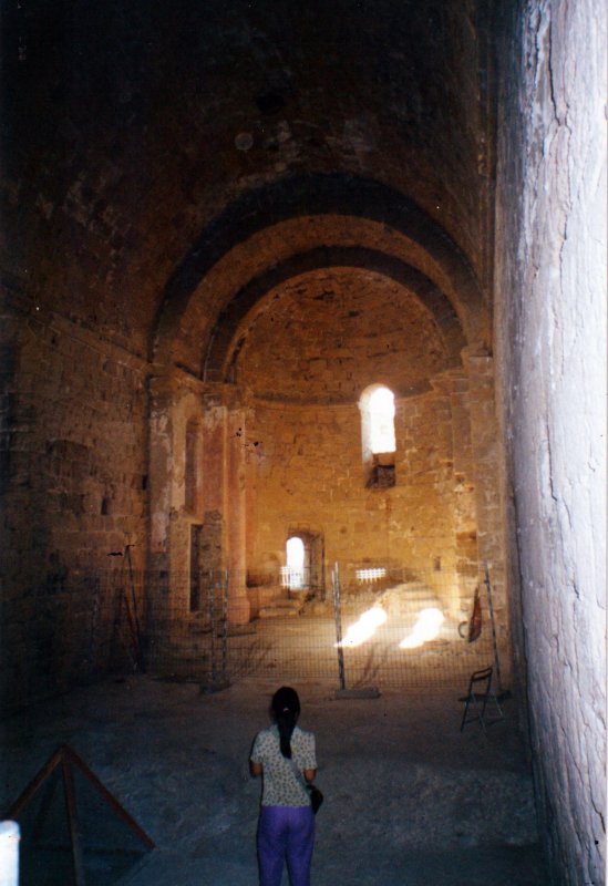 20.9.2026 Interior de l'església al llarg de les obres de rehabilitació. Principis dels anys 2000.  Castell de Miravet. -  Jordi Bibià