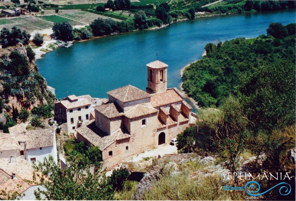 20.9.2026 L'església Vella de Miravet vista des del castell. Principis dels anys 2000.  Castell de Miravet. -  Jordi Bibià