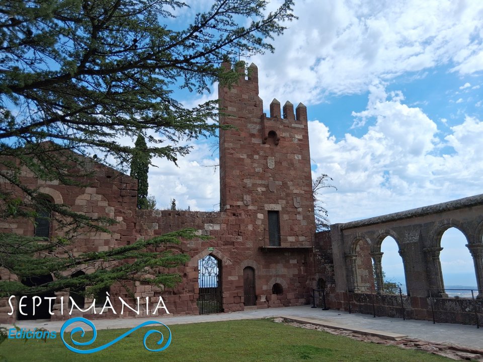 25.9.2026 Un altre aspecte del claustre i les torres de fantasia.  Escornalbou -  Jordi Bibià