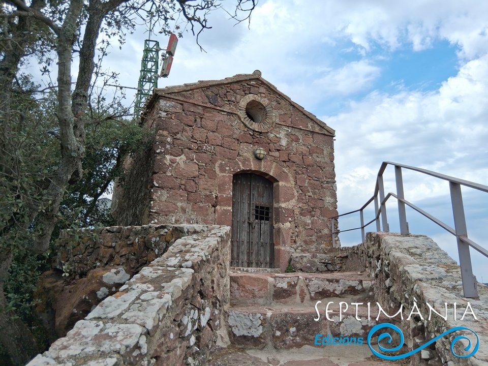 25.9.2026 Ermita de Santa Bàrbara, on hi havia la primitiva fortalesa d'orígen romà.  Escornalbou -  Jordi Bibià