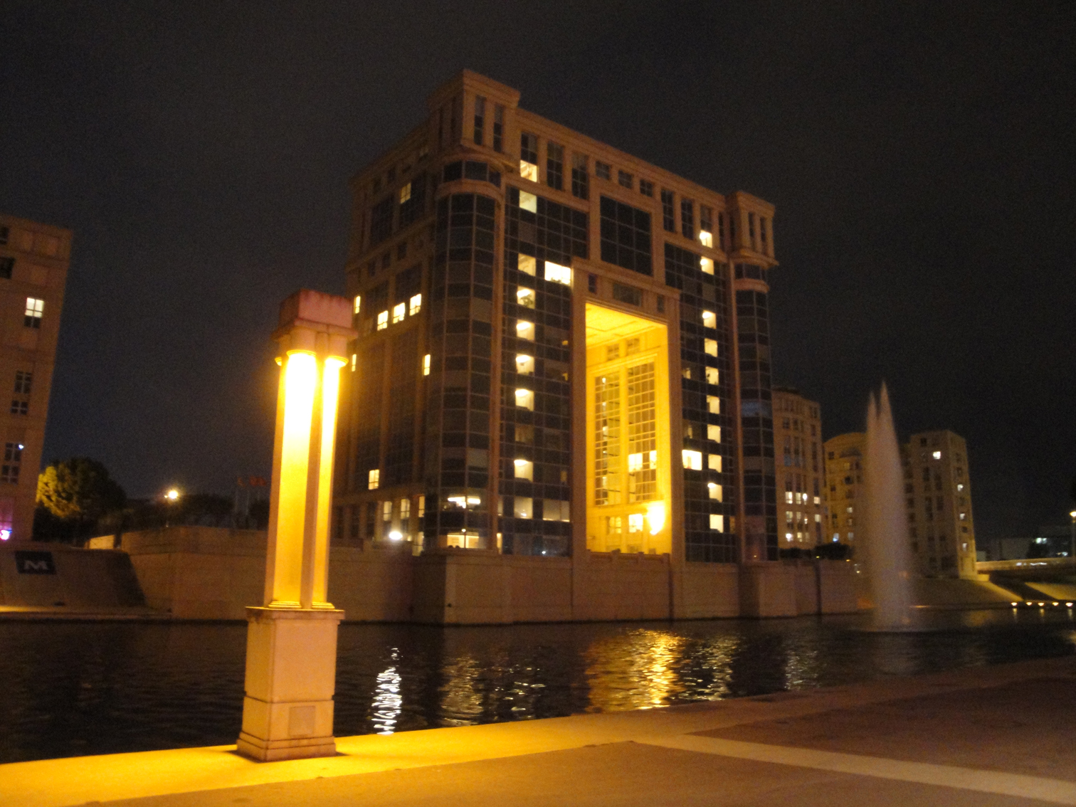 02.10.2009 L'<em>Hôtel de Région</em> en una imatge nocturna, fa guàrdia a la vora del Lez. Una de les parts més modernes de Montpeller            Montpeller -  Jordi Bibià