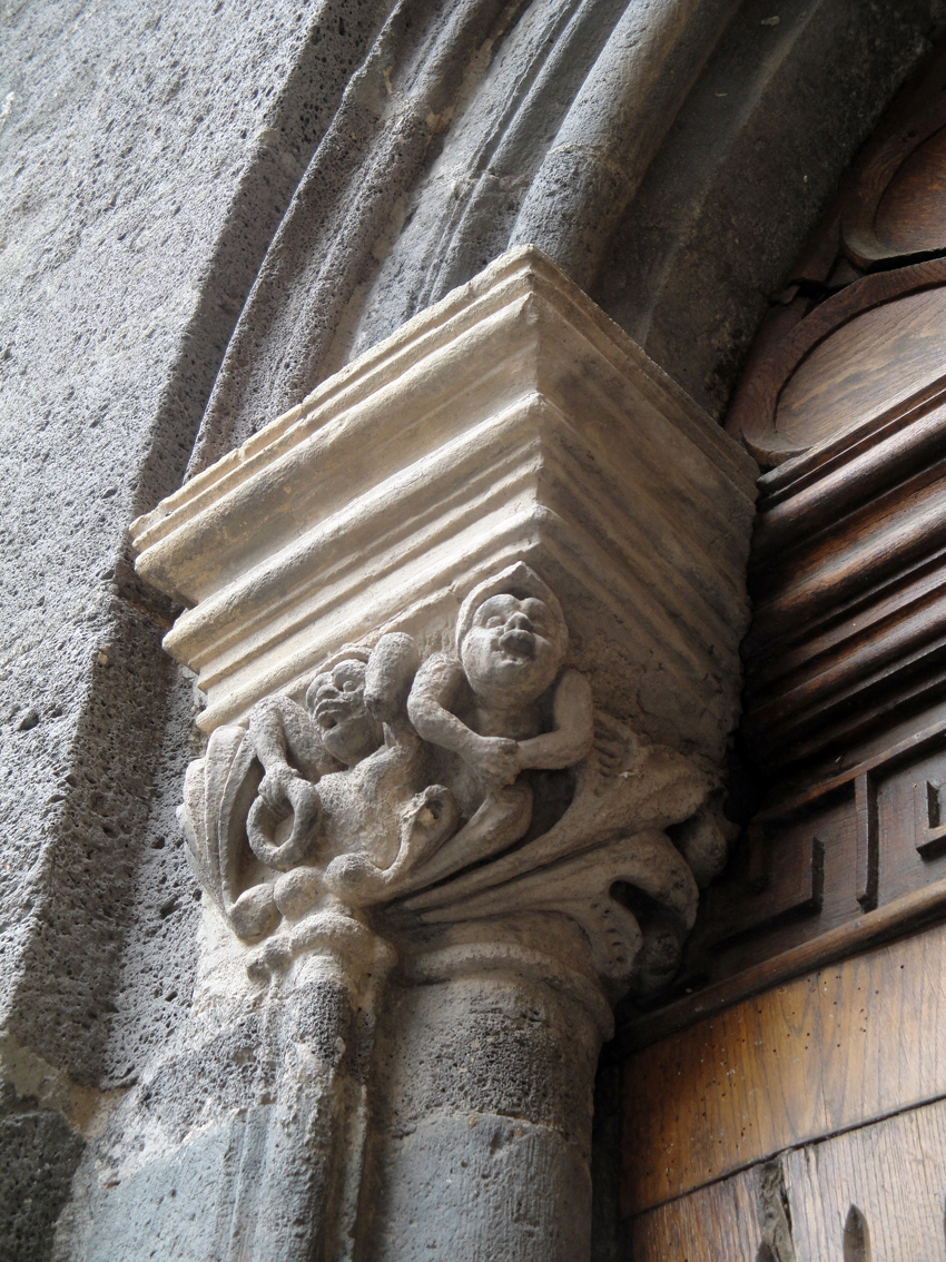 06.10.2009 Un dels capitells romànics a la porta d'accés des de l'Érol.    -  Jordi Bibià