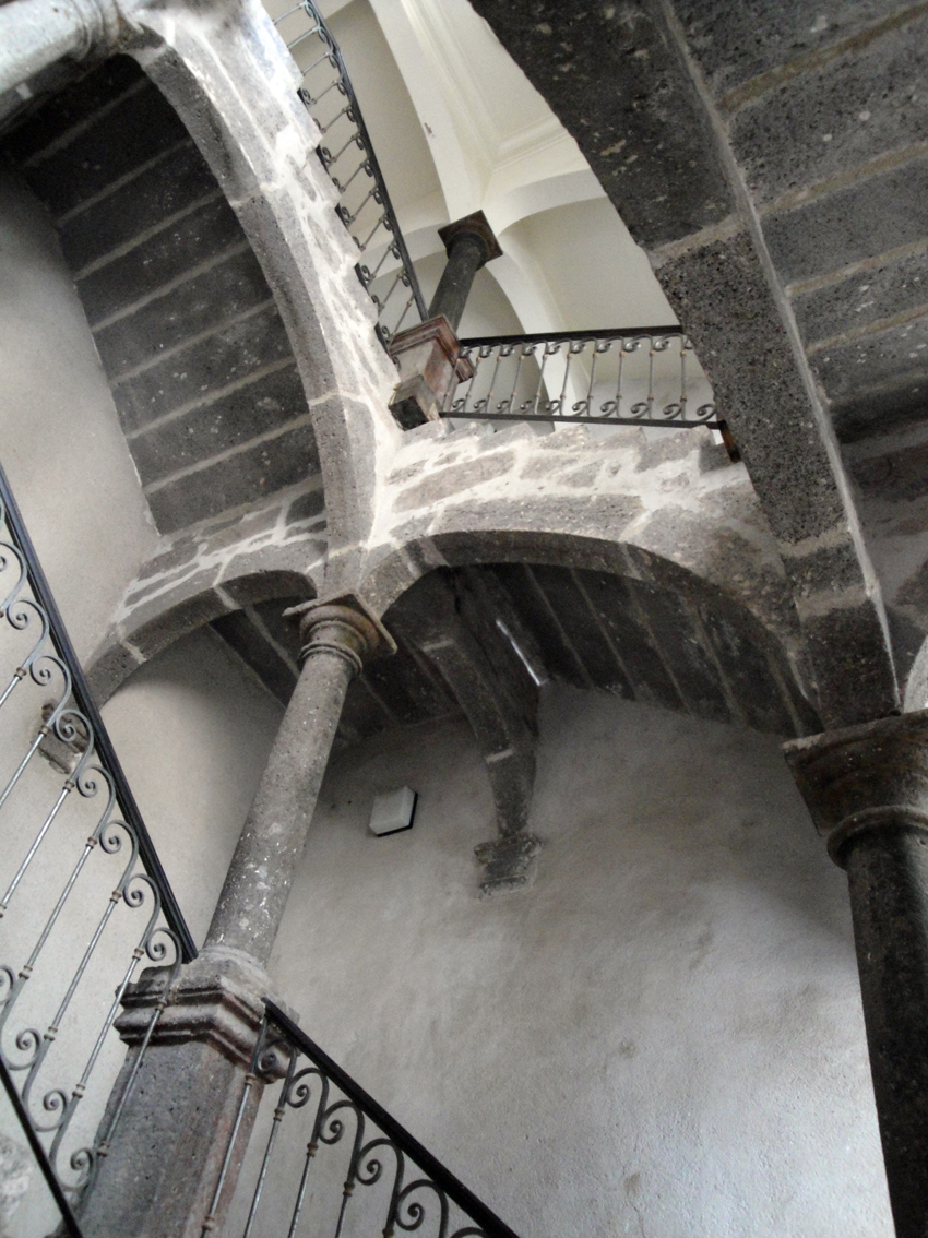 06.10.2009 Les majestuoses escales són freqüents en la vella arquitectura civil d'Agde              -  Jordi Bibià