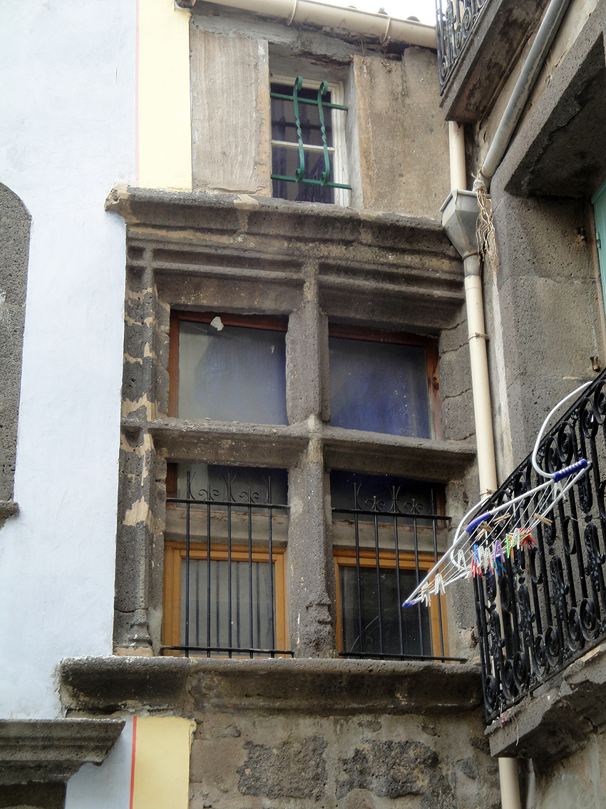 06.10.2009 Tot i els actuals condicionaments en les vivendes, les traces de les antigues arquitectures encara prevaleixen de manera valenta.              -  Jordi Bibià