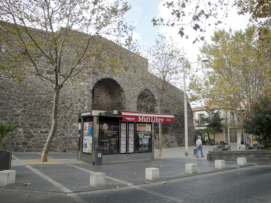 06.10.2009 Muralles a l'entrada d'Agde. A l'entrada de la plaça de la Belle Agathoise. Aquestes muralles són d'origen medieval, i foren bastides al s. XII per ordre del bisbe Guillem que volgué emmurallar la ciutat, seguint l'antic traçat que ja van iniciar els grecs. Es tractava doncs d'una vila closa amb els seus portals d'accés.                     Les remparts -  Jordi Bibià