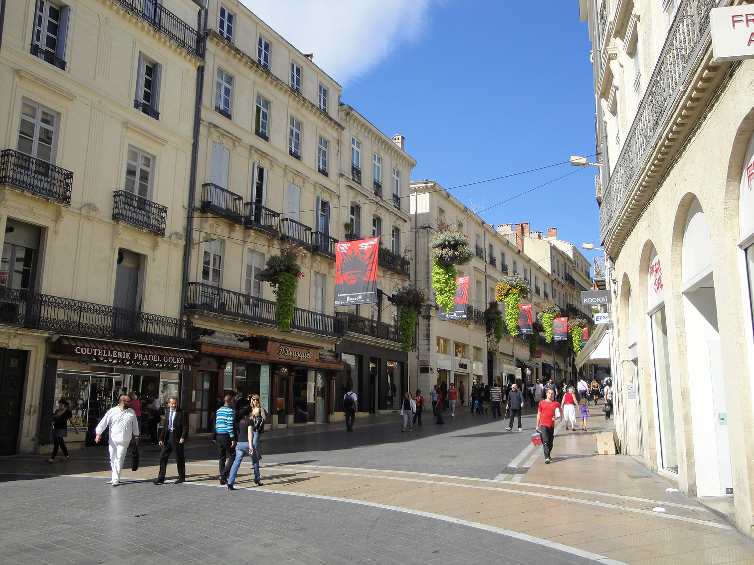 02.10.2009 La ciutat ha sabut combinar la moderna vida comercial amb el seu patrimoni històric. Rue de la Loge, una de les artèries comercials del centre            Montpeller -  Jordi Bibià