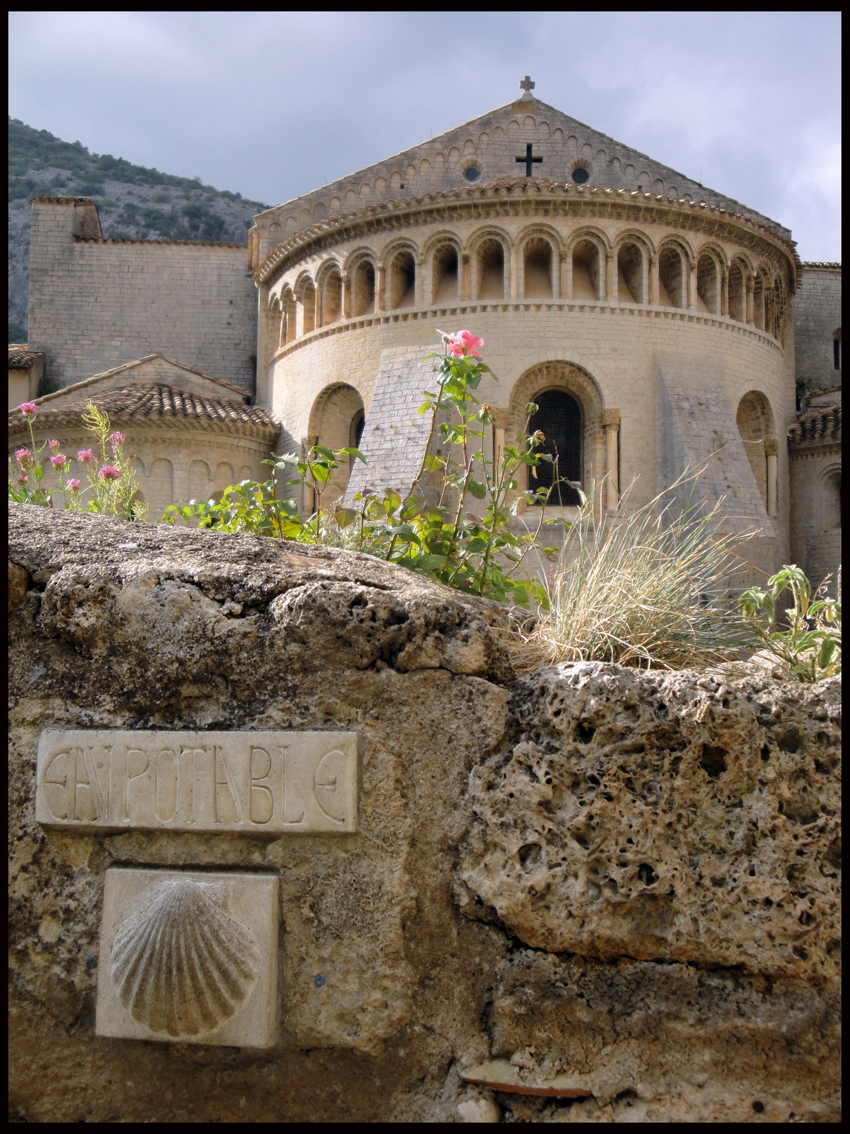 05.10.2009 Vista del temple des de l'absis. A primer terme una de les nombroses fonts que hi ha per la vila amb el característic símbol del pel·legrinatge              -  Jordi Bibià