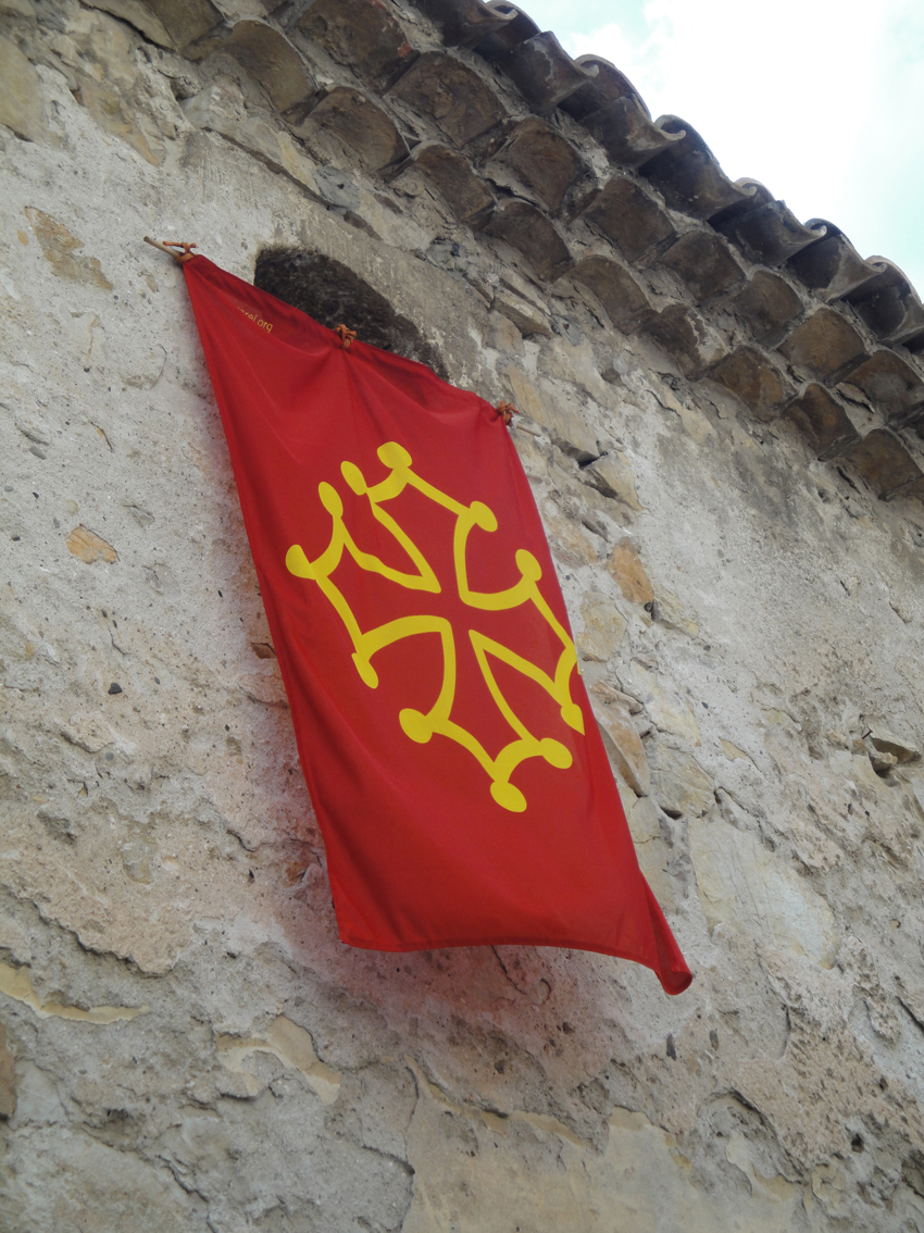 05.10.2009 Les banderes i creus occitanes són presents al llarg i ample de tot el poble         Sant Guillem del Desert -  Jordi Bibià