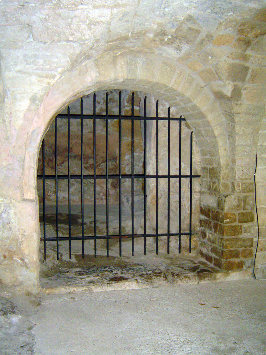 05.10.2009 Possible ubicació originària de la cripta de Sant Guillem            Claustre de l'abadia -  Jordi Bibià