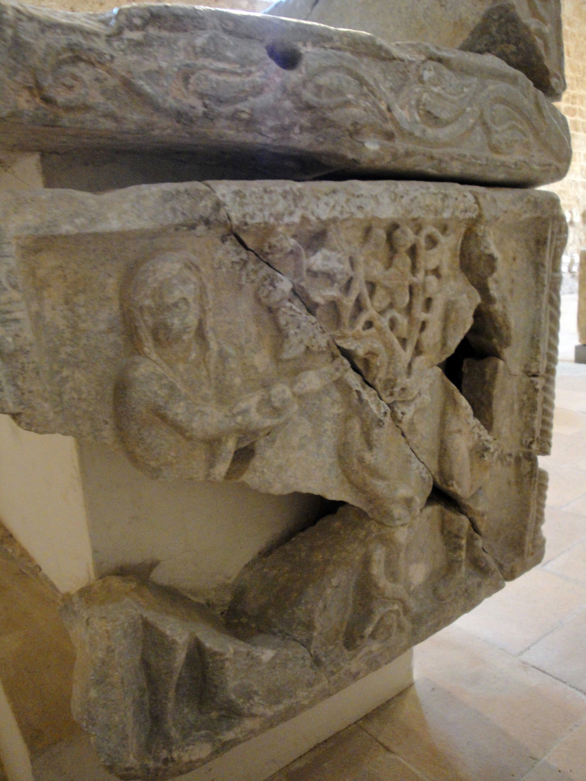 05.10.2009 Part lateral d'un sarcòfag amb la decoració fragmentada pels atacs dels hugonots           Museu de l'abadia -  Jordi Bibià