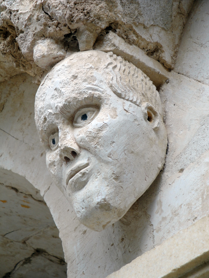 05.10.2009 Escultura localitzada en un dels arcs del 
claustre, en la seva vessant mitjancera amb la sala capitular            Clasutre de l'abadia -  Jordi Bibià