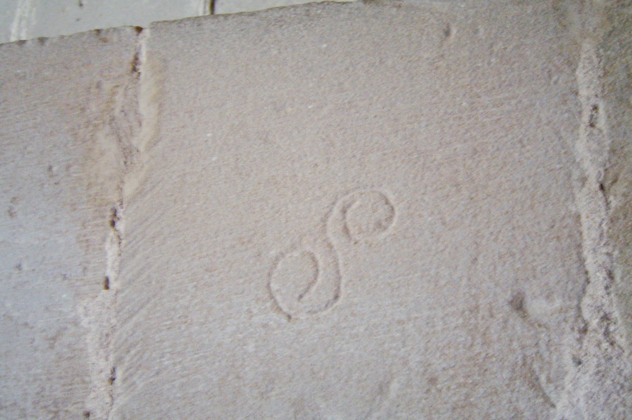 15.07.2009 <strong>Espiral doble</strong> observada en una de les columnes de l'església de Santa Maria d'Agramunt. El temple és ple de marques. Aquesta també sembla ser associada a les aigües, i se li ha atorgat un origen danubià, el qual s’expandí a la resta de cultures del nord i sud d’Europa, i cap a l’Extrem Orient, tot passant per Àsia. Se la relaciona estretament amb el símbol del Yang yin. És un element de transició, evolució, transformació i regeneració superior.             Agramunt. Santa Maria de. A la Noguera -  Jordi Bibià