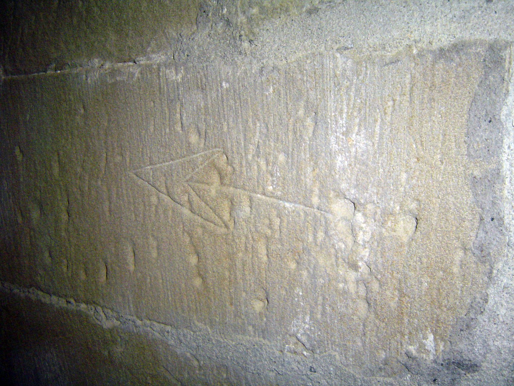 17.05.2009 Marca de picapedrer. En aquest cas una fletxa, símbol molt comú. Localitzada en una de les columnes de Sta. Maria d'Agramunt  Santa Maria d'Agramunt -  Jordi Bibià