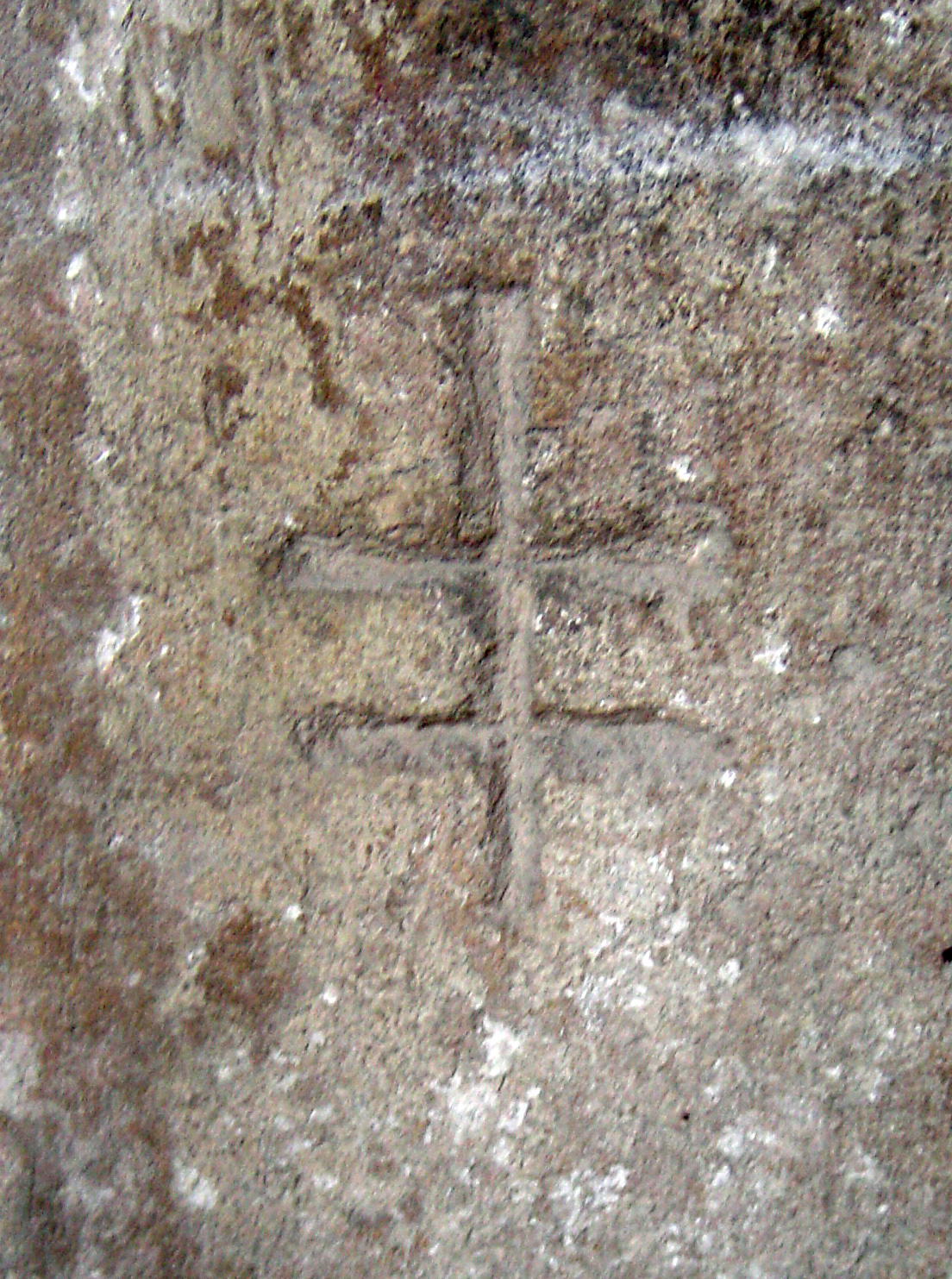 12.07.2008 Creu de dos braços observada al claustre de St. Nasari de Besiers. En aquesta banda dels Pirineus se la coneix amb el nom de la creu de Lorena.  Claustre de St. Nasari. Besiers -  Jordi Bibià