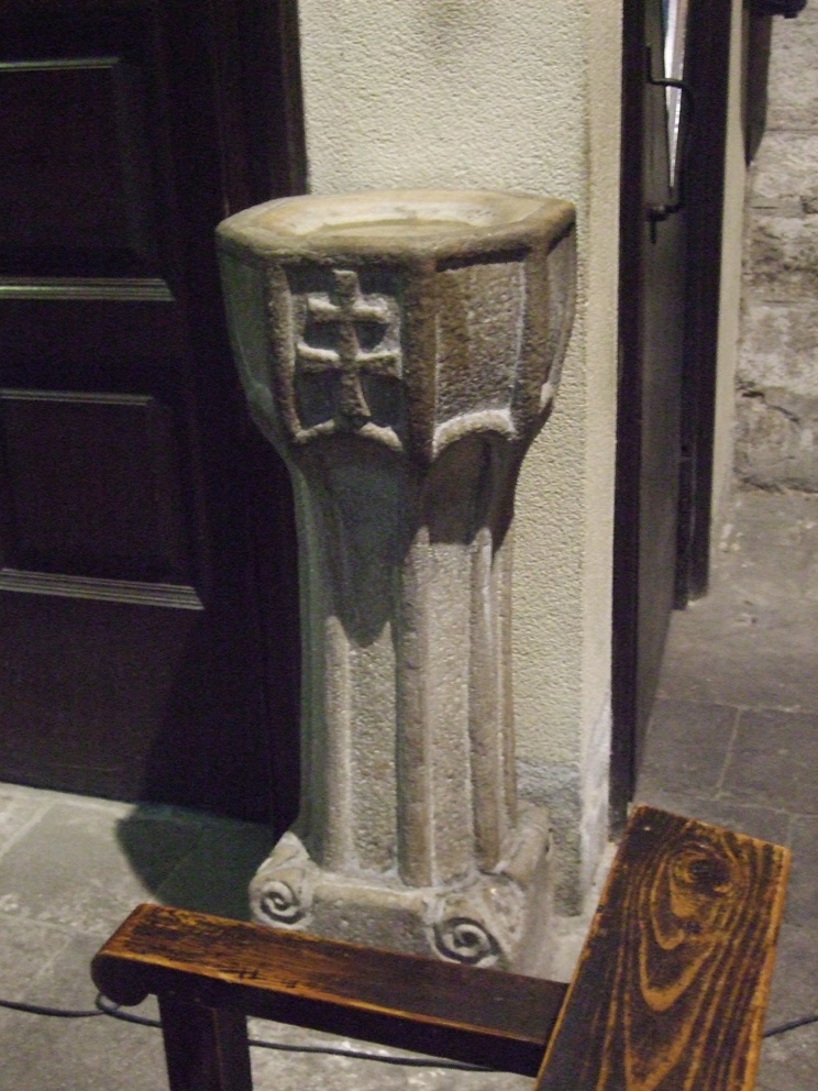 21.11.2008 Una altra creu de dos braços en el frontal d'aquesta modesta pica que podem veure actualment.          Església de Santa Anna. Barcelona -  Jordi Bibià