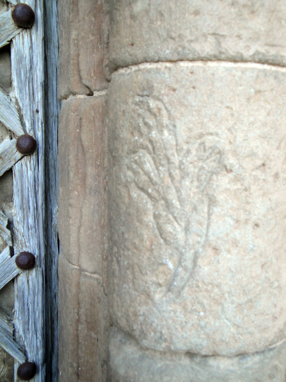 07.05.2009 Grafit de motiu floral en un dels fusts de la porta d'ingrés al temple. Segurament realitzat per algun fidel o pelegrí mentre pernoctaria en el seu portal                      Agramunt. Santa Maria de. A la Noguera -  Jordi Bibià