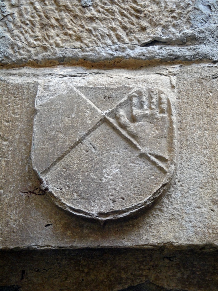 20.08.2010 Possible adaptació de l'escut dels Josa al castell de les Sitges, a sobre de la porta d'accés de la sala noble. Desconeixem que significa la mà            - 