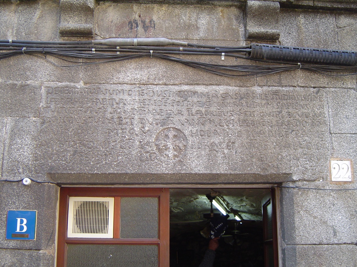 20.09.2007 Creu d'OC al mig d'un camp epigràfic en una llinda localitzada en un vell edifici molt peculiar, que ara fa funció de bar. Vaig demanar informació a l'Ajuntament i no vaig obtenir cap resposta.                     Maçanet de Cabrenys (Alt Empordà) -  Jordi Bibià