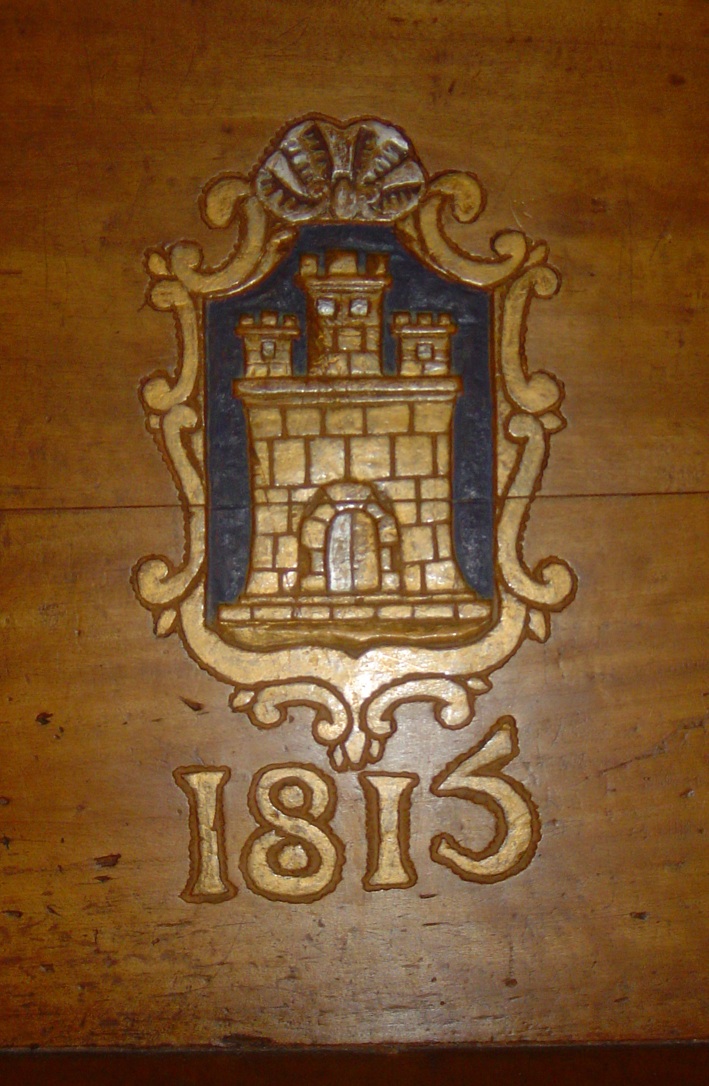 20.08.2010 Escut modern de Castelló d'Empúries localitzat en un dels bancs de l'església            Església de Castelló d'Empúries -  Jordi Bibià