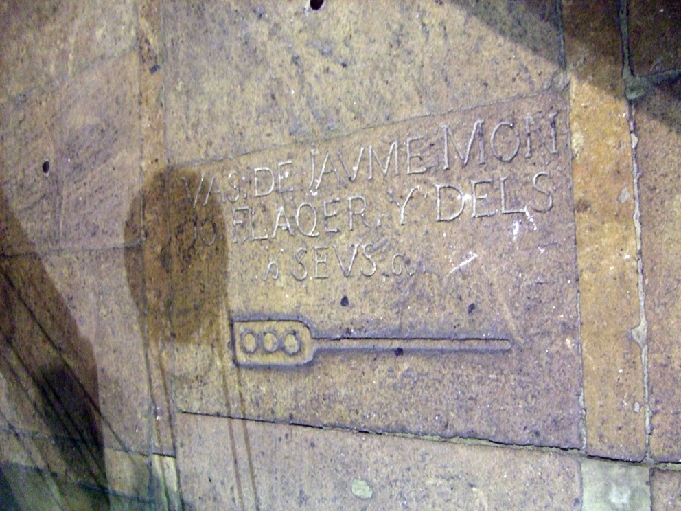 11.01.2007 Altra llosa sepulcral de tipus gremial a nom del flaquer Jaume Mondo i dels seus. Veiem també, de manera ben esquematitzada però entenedora, la pala per posar i treure el pa al forn. Ser flaquer en aquells temps, tampoc era poca cosa...            Barcelona. Església de Sant Just i Pastor -  Jordi Bibià