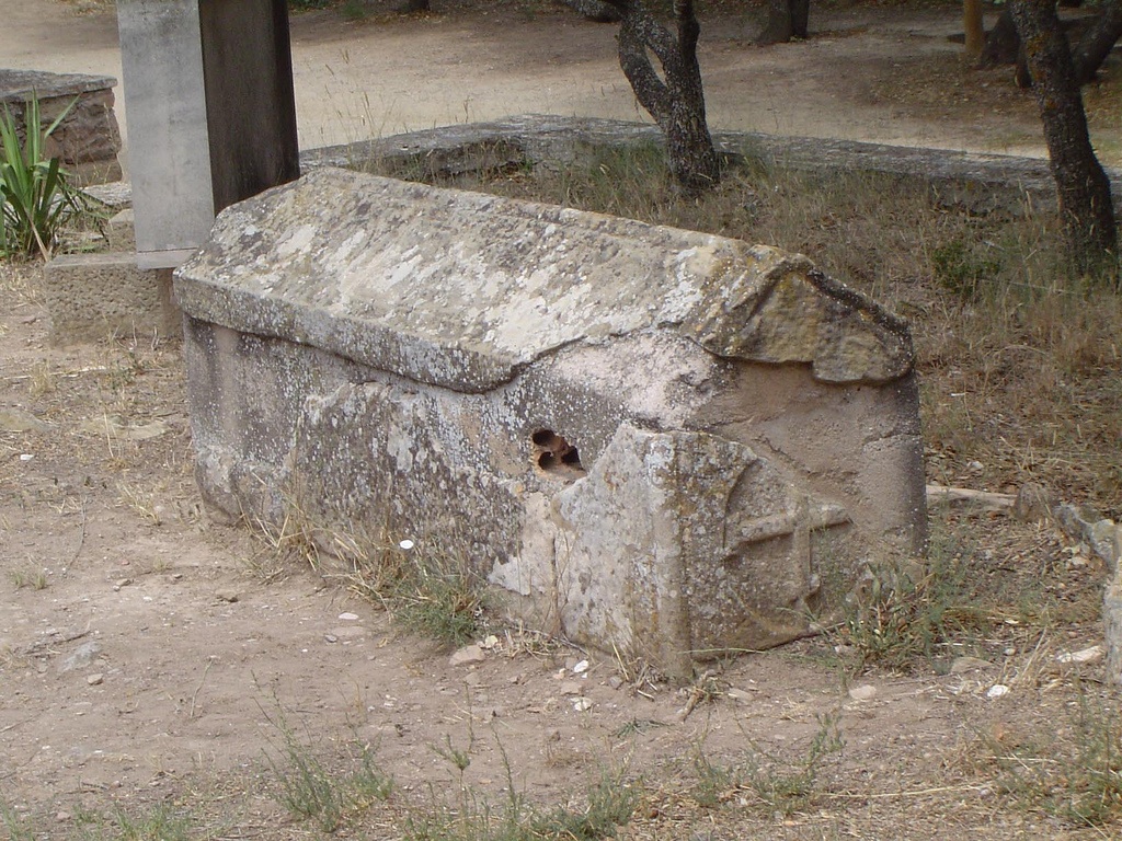 14.03.2007 <strong>Creu grega</strong> esculpida dintre d'un cercle localitzada en aquest sarcòfag al davant de la Col·legiata de Sant Pere de Ponts.                     Ponts -  Jordi bibià