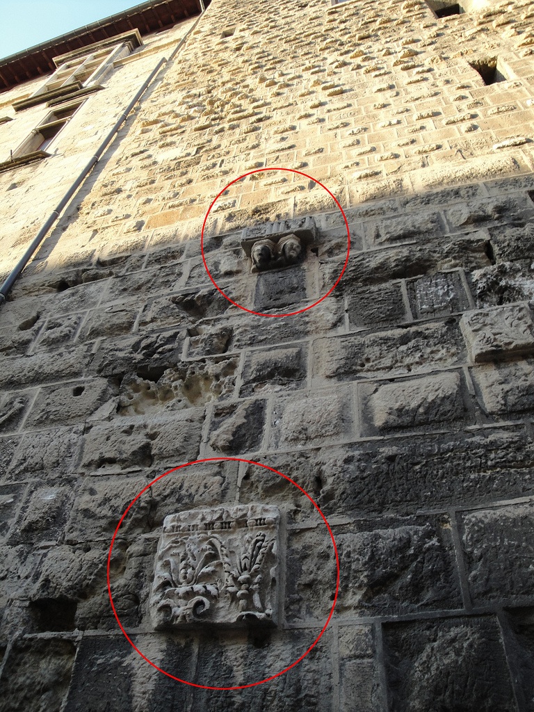 28.07.2009 Elements reutilitzats d'èpoques no menys esplendoroses a la part baixa de la torre del palau. Els seus murs són plens d¡aquests vells testimonis escultòrics.                        -  Jordi Bibià