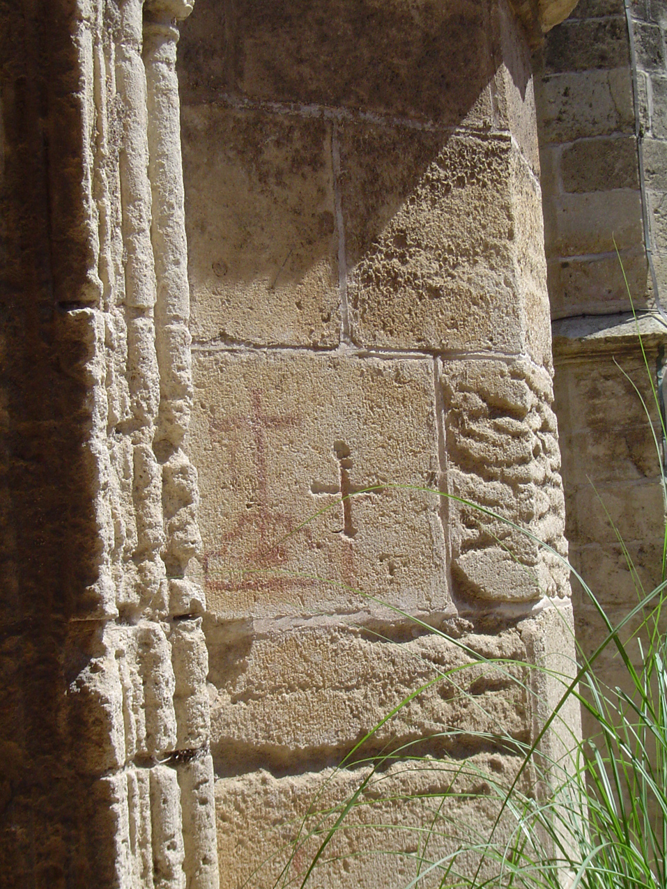 20.08.2009 Una de les nombroses creus i grafits que es poden observar al claustre.            Claustre de Sant Nasari -  Jordi Bibià