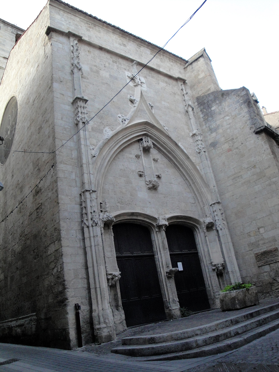 20.08.2009 Façana principal de l'església gótica (s. XV) dels <strong>Penitents</strong>, al centre històric de la ciutat. Patí la destrucció del cor i d'altres parts al s. XIX. Resultà ser una caixa de sorpreses. Al carrer 4 de setembre.           Besiers -  Jordi Bibià