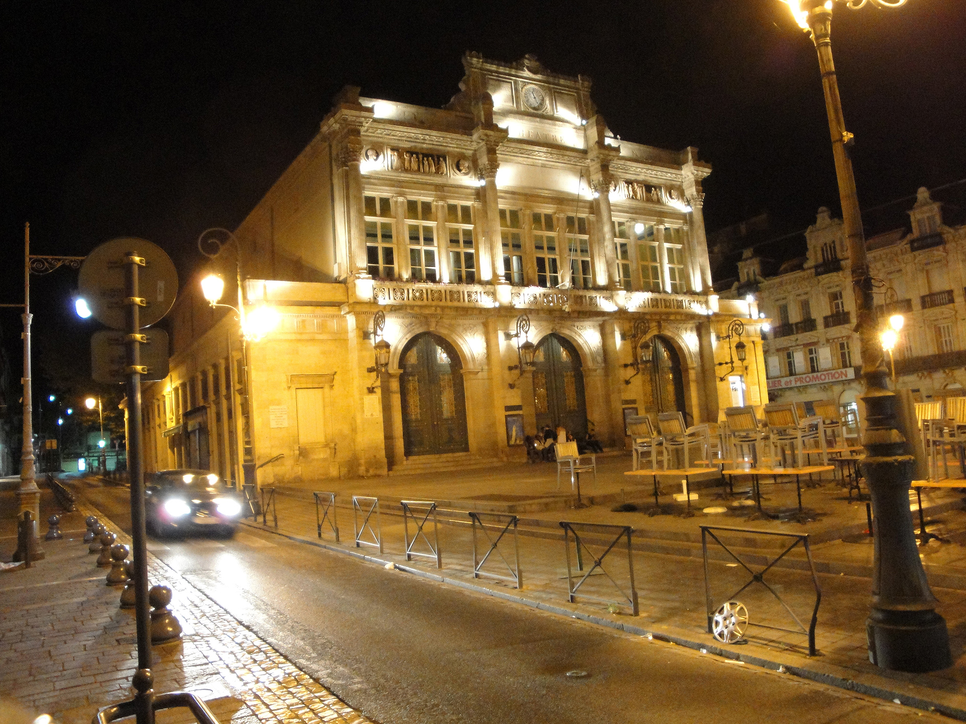 01.09.2009 Imatge nocturna del teatre de Besiers.            Passeig Paul Riquet   -  Jordi Bibià