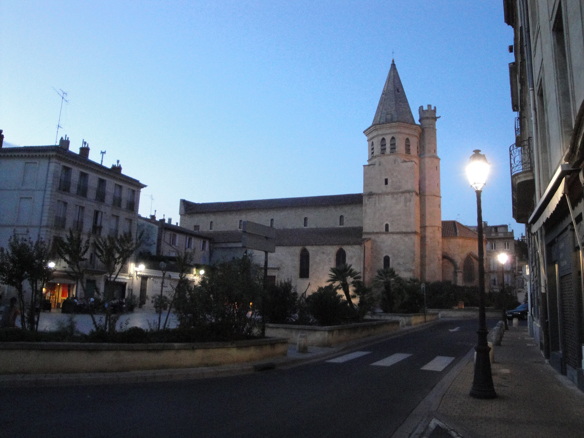 20.08.2009 Santa Magdalena en una imatge nocturna. El temple fou bastit en el s. XI, fou testimoni de la massacre on càtars i catòlics, cercant refugi en el seu interior, foren massacrats pels francesos sense pietat. Cal dir però, que el 1167 també trobà la mort un dels vescomtes de la nissaga dels Trencavell. Hi ha un enorme oli que ho recorda.           Besiers   -  Jordi Bibià