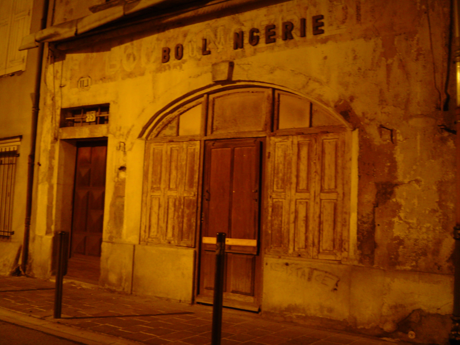 26.03.2008 Fora de la 'cité', però no massa lluny, d'altres edificis i activitats modernes ara ja en desús, ens acompanyen durant el passeig nocturn en una absoluta sol·litut.  Carcassona -  Jordi Bibià