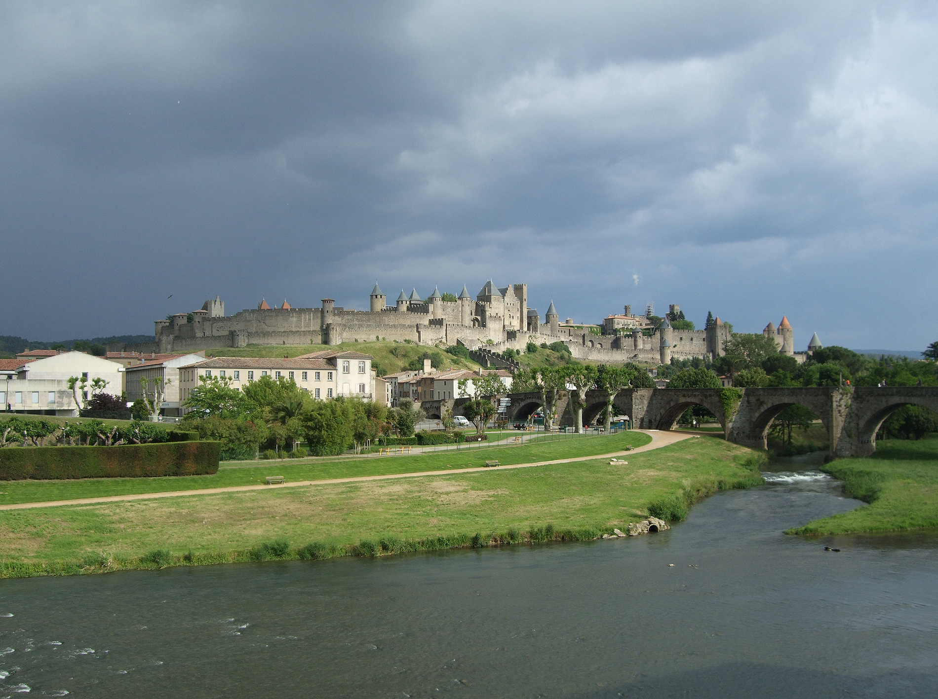 02.09.2010 Vista de la vella ciutat fortificada i del Pont Vell des del riu Aude, poc abans d'una forta tormenta d'estiu.                               Carcassona   -  Jordi Bibià