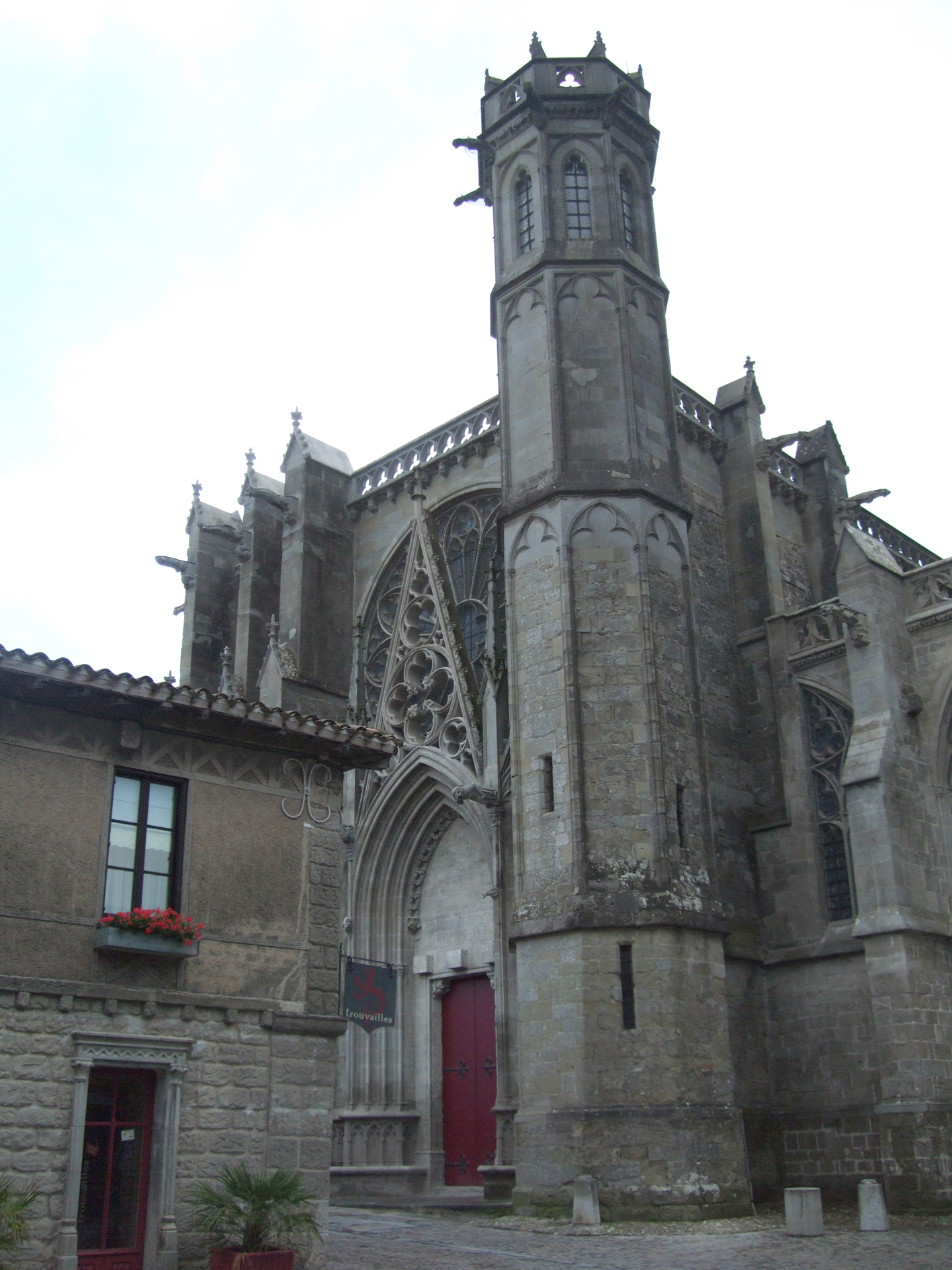 26.03.2008 Obra iniciada el s. XII pels vescomtes Trencavell. Més tard, i sota domini francès, el creuer i el cor seran ampliats durant el periode comprès entre el 1269 al 1322.            Catedral de Sant Nasari i sant Cels -  Jordi Bibià