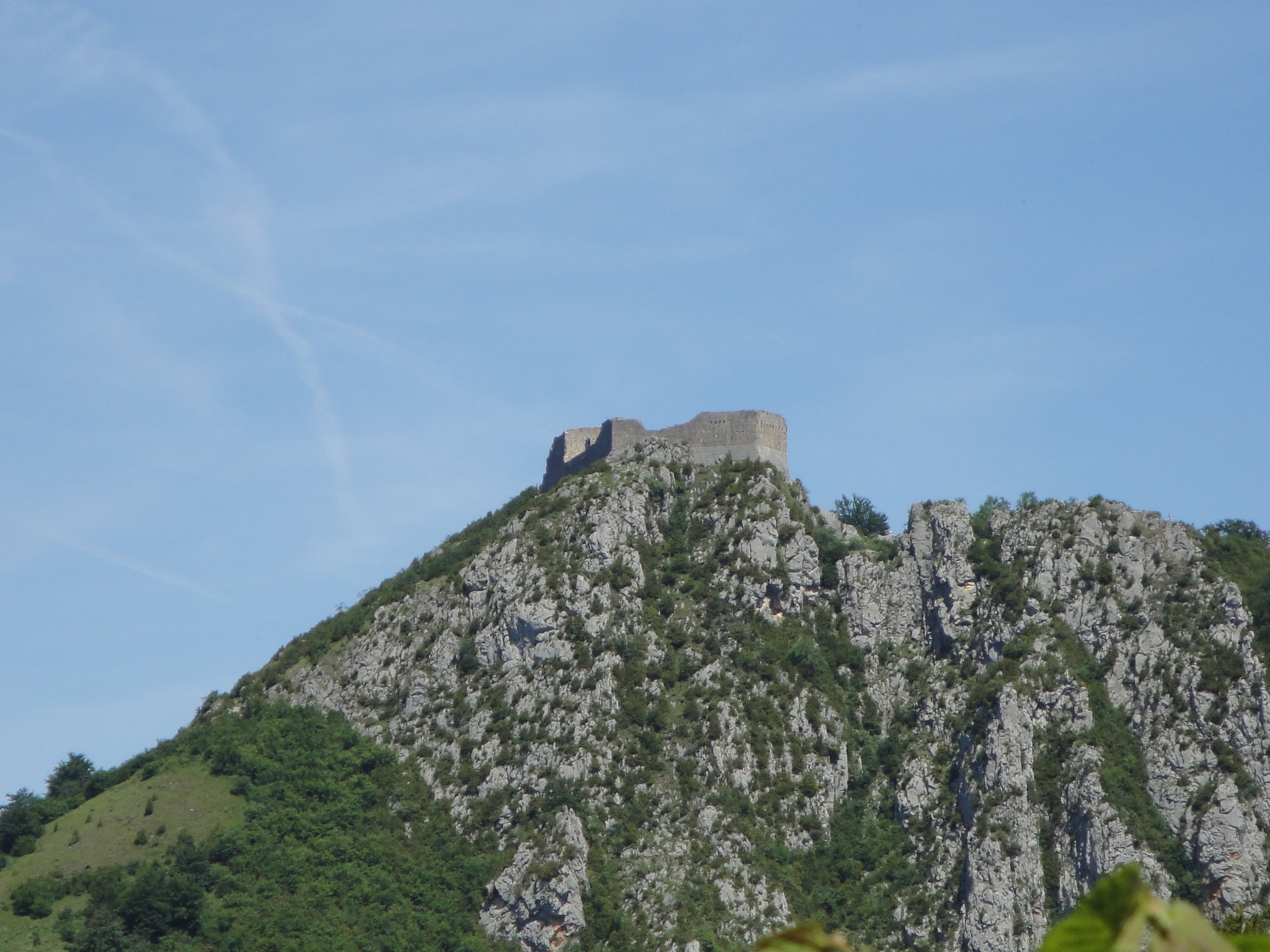 23.06.2009 Vista del castell tot venint pel Coll de Balagues.            Montsegur -  Jordi Bibià