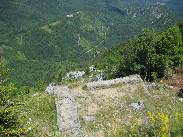 24.06.2009 Restes d'edificacions disposades en diferents nivells adaptats al terreny, visibles a la façana del darrera de Montsegur.            Montsegur -  Jordi Bibià