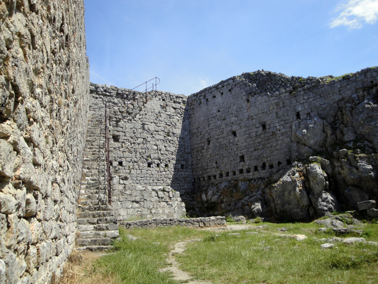 24.06.2009 Interior del castell. A l'esquerra escales d'accés al mur de l'est.             Montsegur -  Jordi Bibià