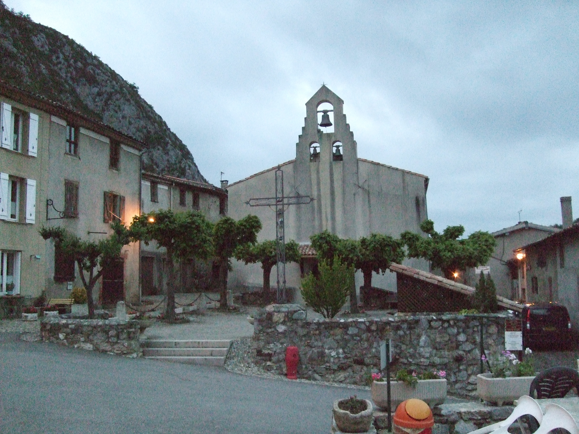 28.03.2008 Església de Montsegur, i a l'esquerra, l'ajuntament.  Montsegur -  Jordi Bibià
