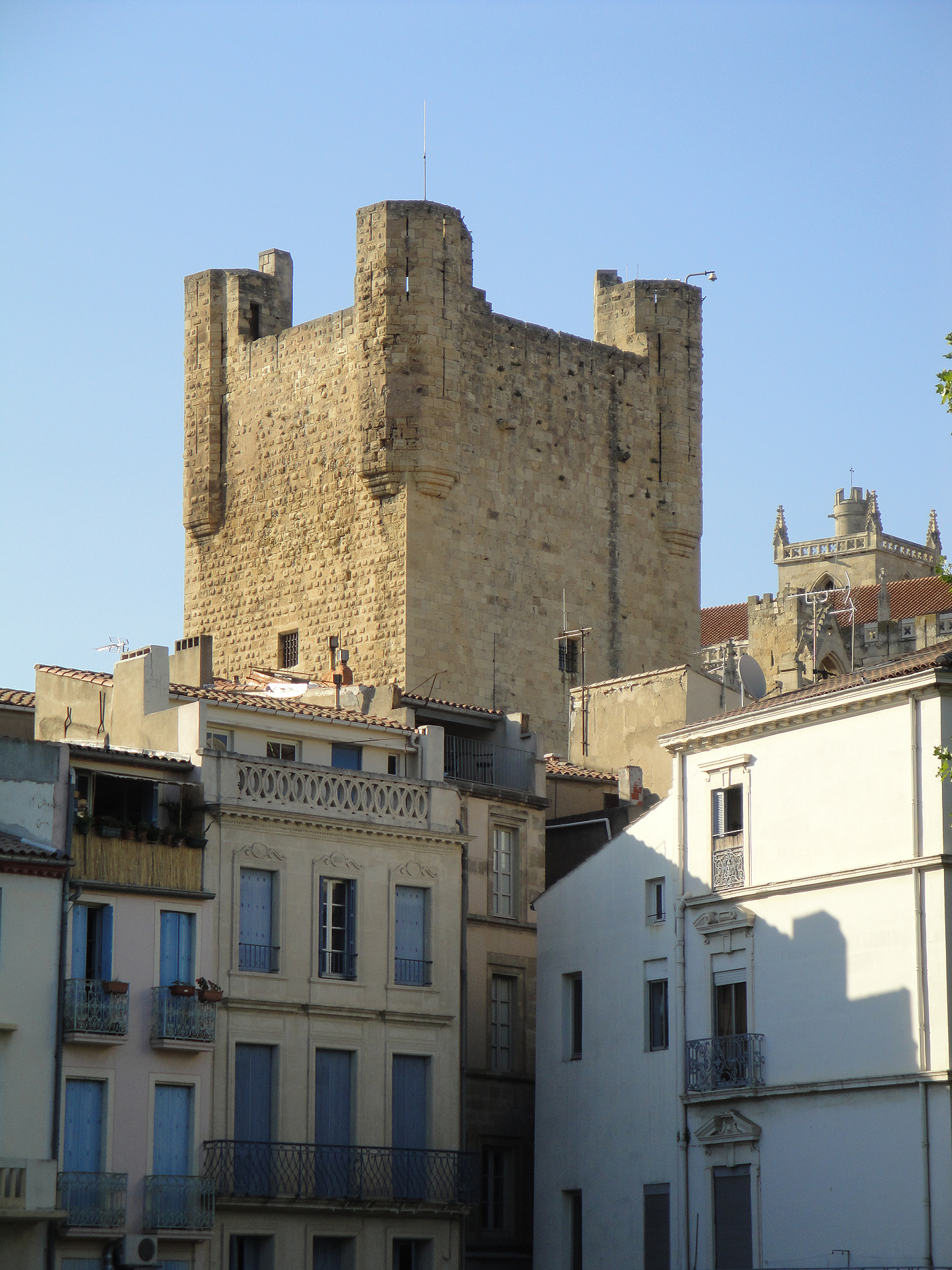 28.08.2009 La imponent <strong>torre de Gil Aicelin</strong>, de 40 m d'alçada, que arrenca sobre panys de muralles romanes.           Narbona -  Jordi Bibià