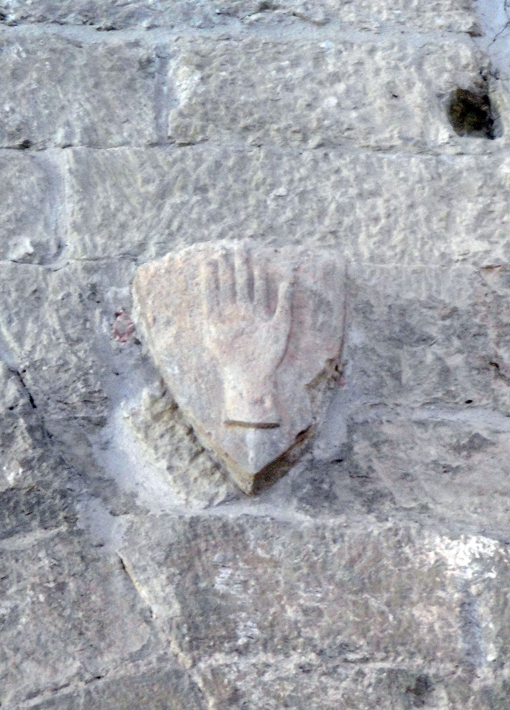 22.09.2010 Mà dreta localitzada en un escut heràldic a l'interior del castell   Fraga -  Jordi Bibià