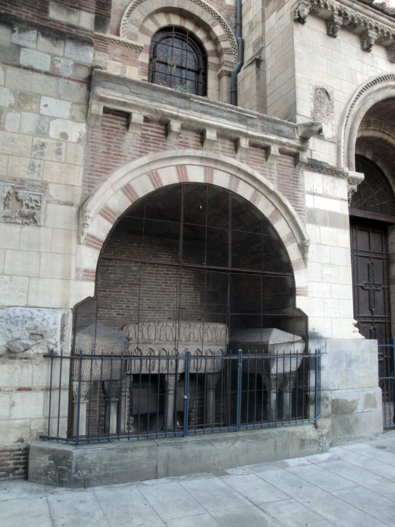 06.09.2011 Panteó dels comtes a Sant Serni. La xarxa de galliner reforça la meva teoria de que tot allò anterior a la glòria de França no és prou digne...  Tolosa -  Jordi Bibià