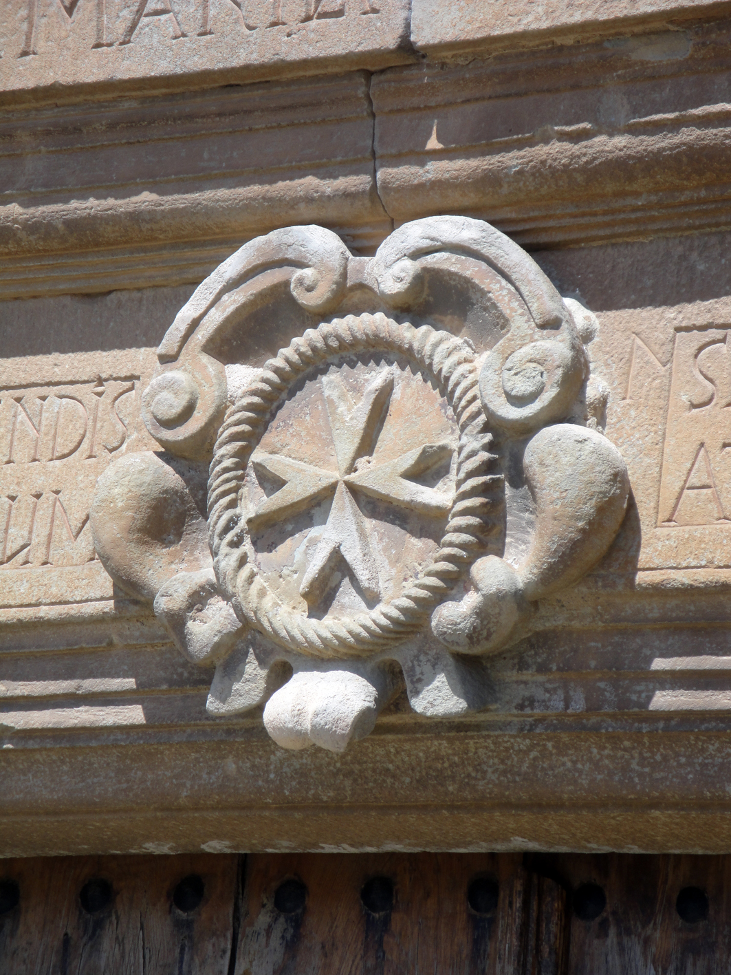 17.12.2011 Creu de Malta a Pinós. Localitzable a la porta d'accés de l'antiga casa d'aquesta orde.  Santuari de Pinós (Solsonès) -  Jordi Bibià