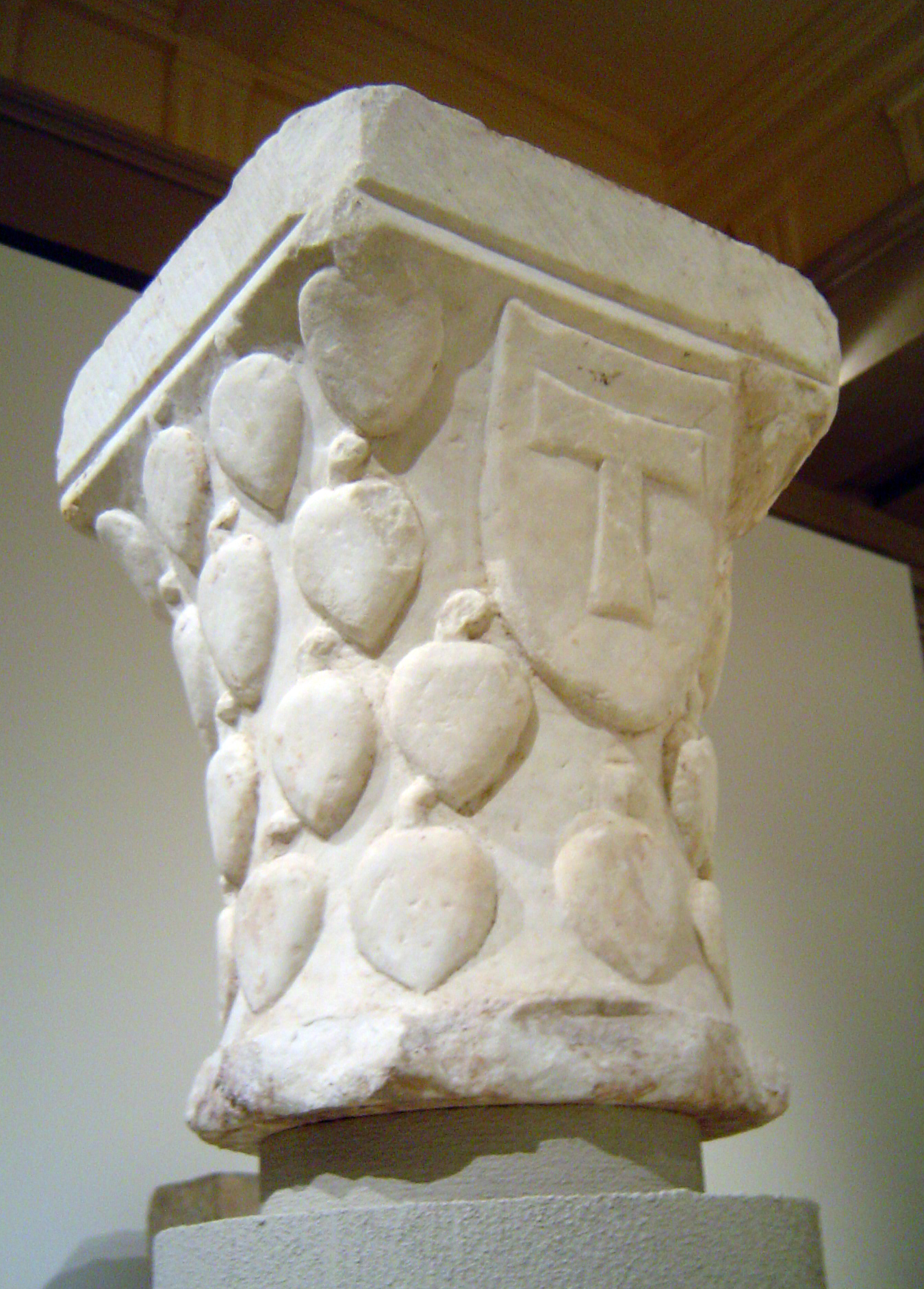 15.05.2009 Capitell provinent de la catedral de Tarragona, amb la creu tau / 'T' de Tarragona?  MNAC -  Jordi Bibià